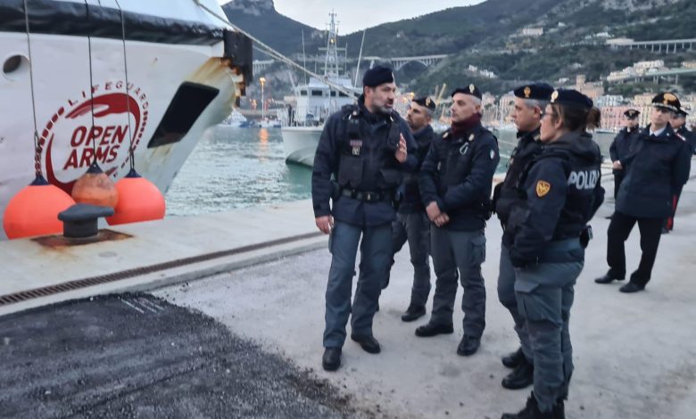 porto salerno attraccata open arms migranti