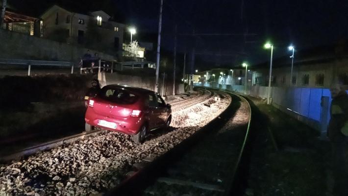 Tragedia sfiorata a Roccapiemonte, auto bloccata sui binari di un passaggio a livello: intervento tempestivo dei vigili urbani