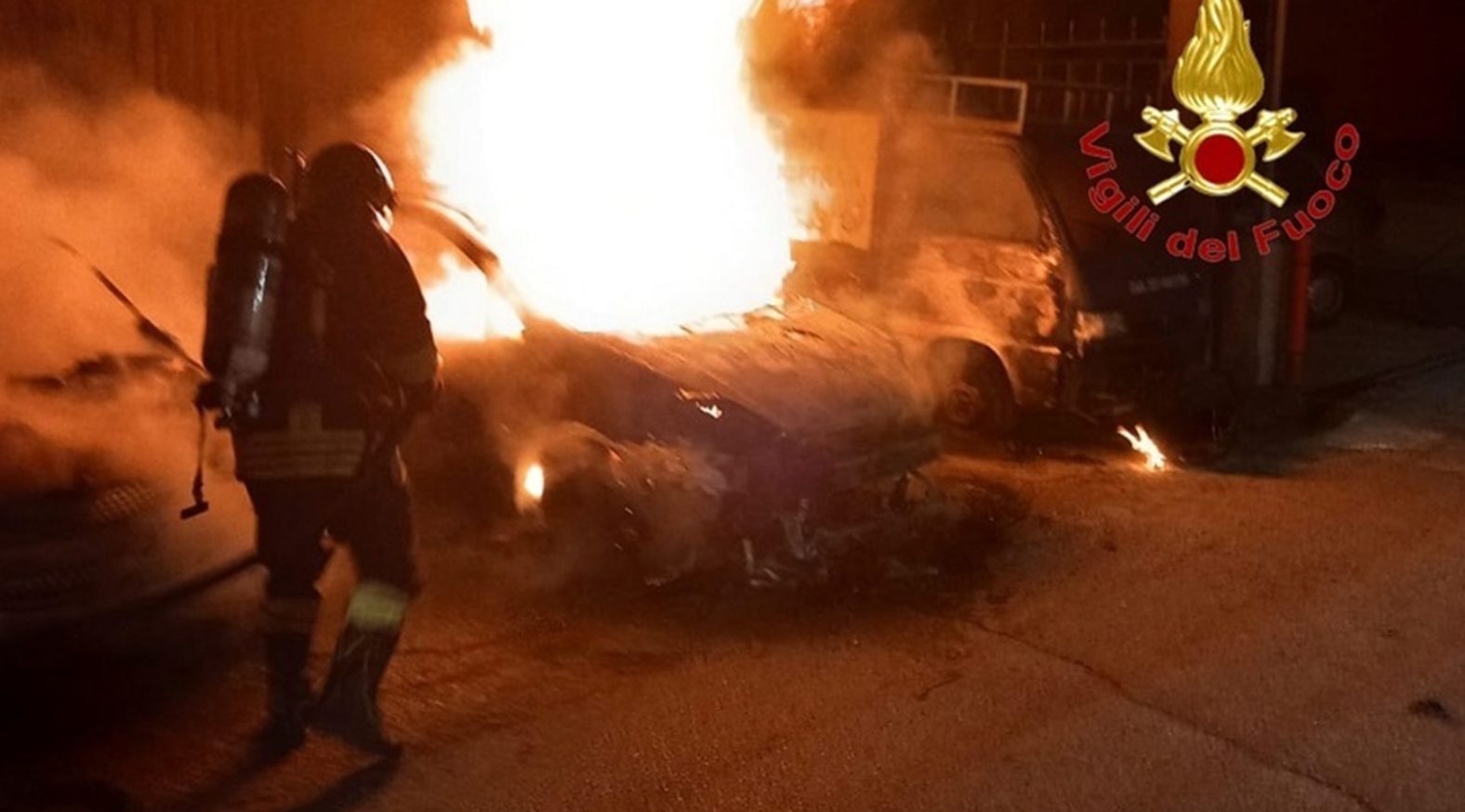 Incendio auto via Parmenide Salerno